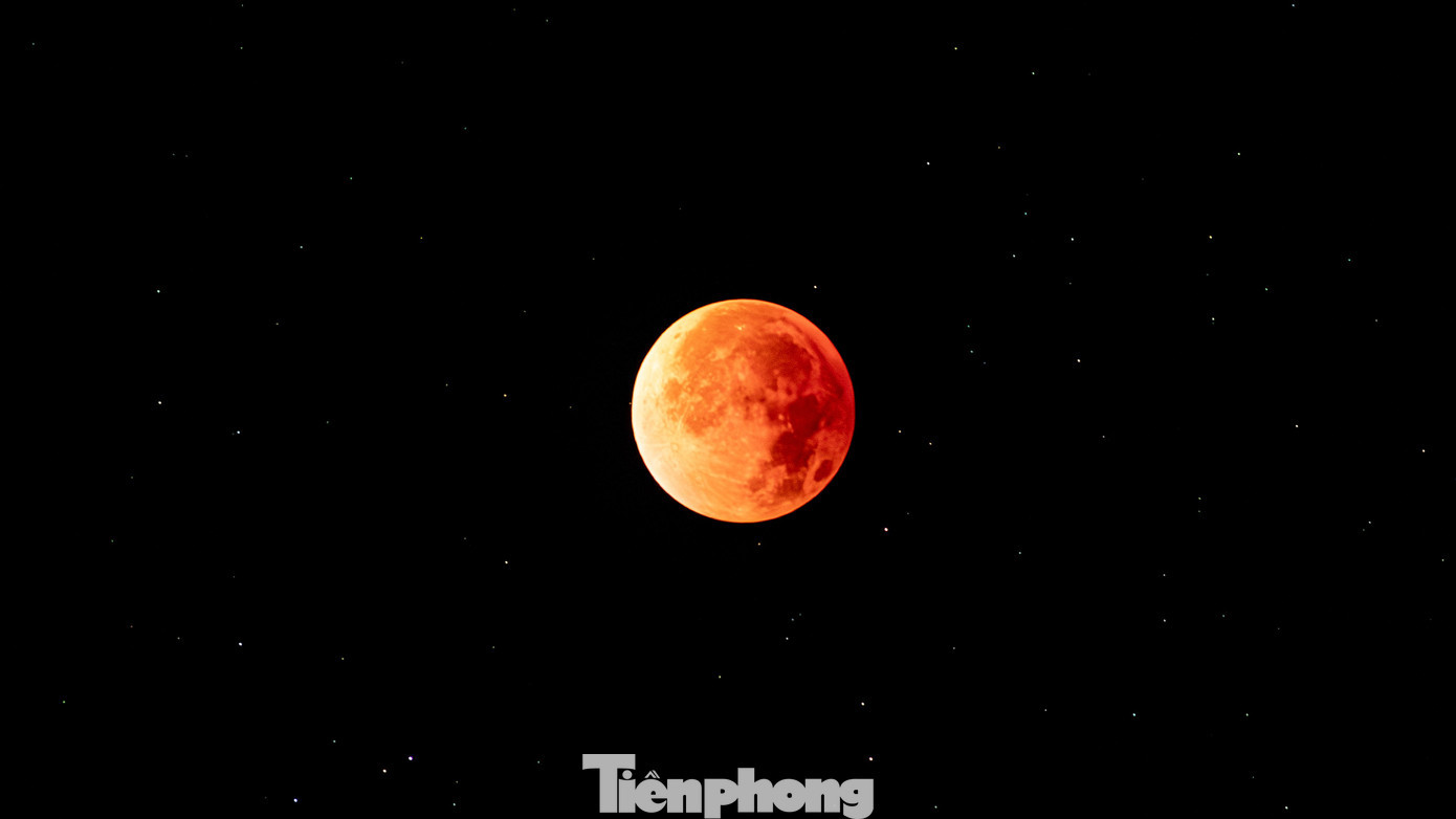 Từ 1h sáng 8/9, đã có thể quan sát hiện tượng trăng máu. Vào thời điểm này, Mặt Trăng sẽ mang màu đỏ cam rực rỡ, nổi bật giữa bầu trời cuối đêm. tp-dddd.jpg