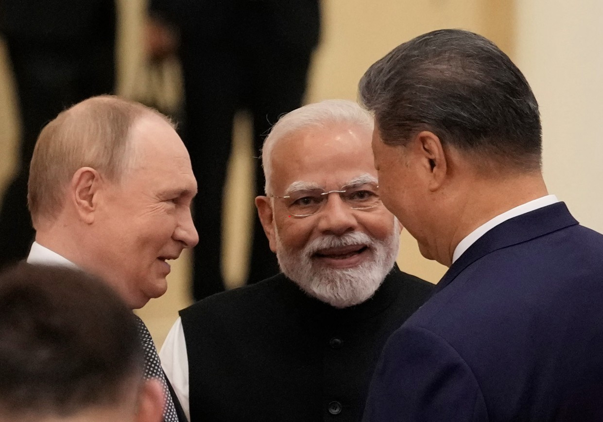 Hình ảnh Thủ tướng Ấn Độ Narendra Modi trò chuyện vui vẻ với Tổng thống Nga Vladimir Putin và Chủ tịch Trung Quốc Tập Cận Bình tại Bắc Kinh được coi là một thông điệp gửi đến phương Tây. (Ảnh: Getty) modi.jpg