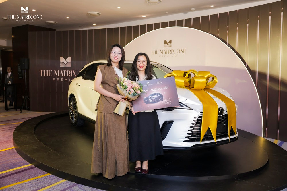 Khách hàng may mắn với giải đặc biệt ô tô Lexus RX 350H Premium đã được trao tặng tại sự kiện