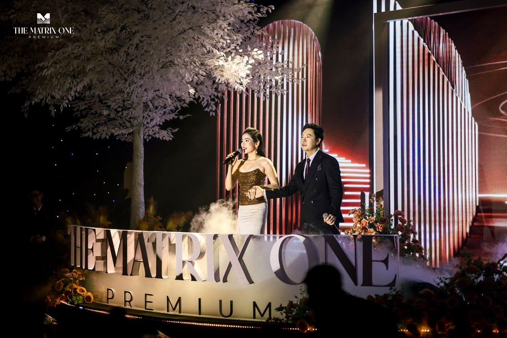 Ca sỹ Lệ Quyên, Lê Hiếu đem đến không gian nghệ thuật sâu lắng trong sự kiện tri ân khách hàng dự án The Matrix One Premium