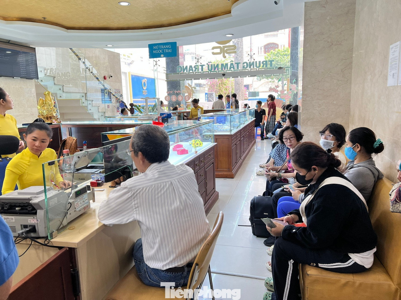 NHNN chi nhánh Khu vực 2 khuyến cáo doanh nghiệp và người dân cần tuân thủ quy định pháp luật khi mua bán vàng. tp-vang-uyen-phuong-1.jpg