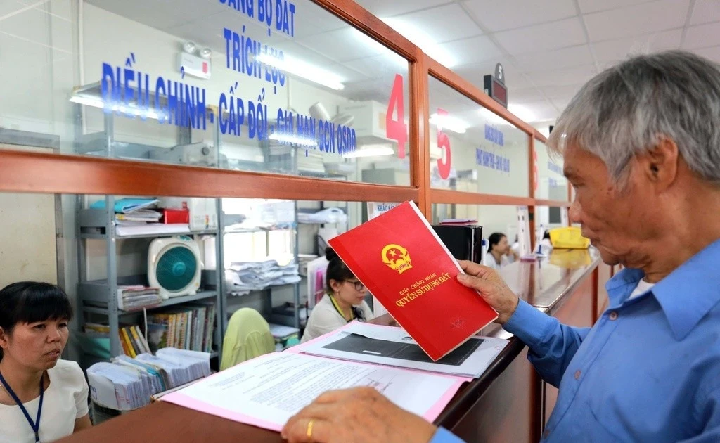 Vì sao Hà Nội yêu cầu photo sổ đỏ khiến người dân bức xúc?