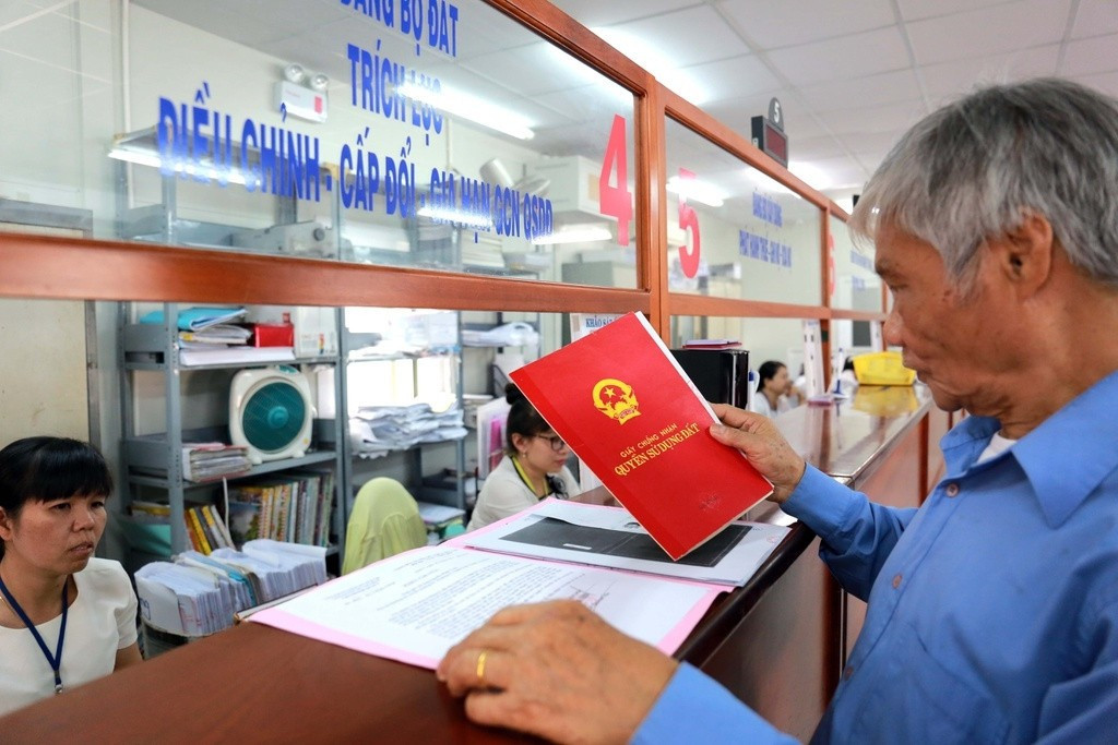 Người dân làm các thủ tục về lĩnh vực đất đai cap-so-do-online1-1191.jpg