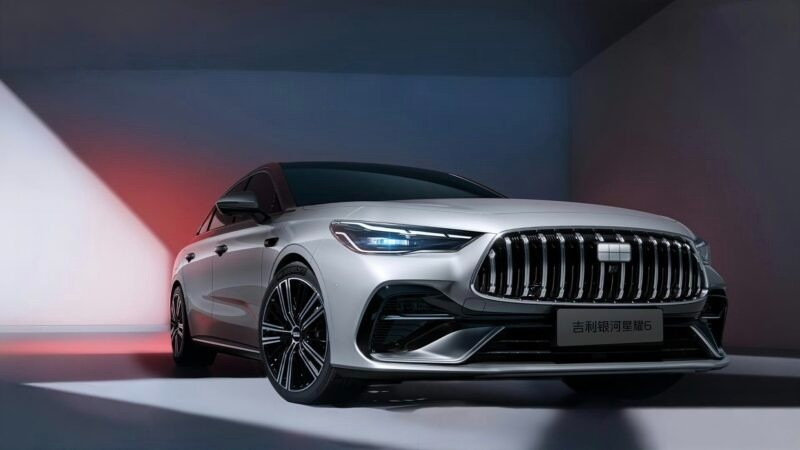 Hãng xe Chi Pu làm đại sứ tung sedan hybrid ngoại hình long lanh như Mercedes nhưng chỉ 'uống 2 lít xăng/100 km'