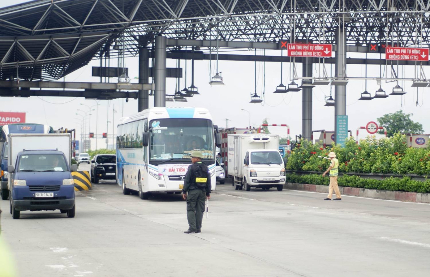Lực lượng CSGT làm nhiệm vụ trên tuyến cao tốc Pháp Vân - Cầu Giẽ. anh-7.jpg