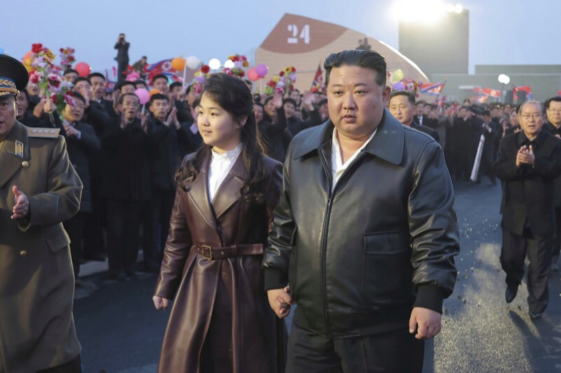 Chủ tịch Triều Tiên Kim Jong Un và con gái. Ảnh: KCNA screen-shot-2025-09-09-at-95256-am.png