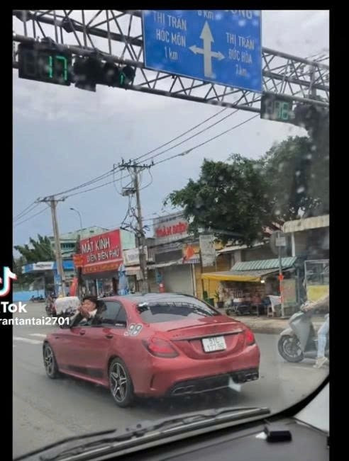 Truy tìm tài xế Mercedes lạng lách, tạt đầu rồi nhoài người chửi tài xế xe tải