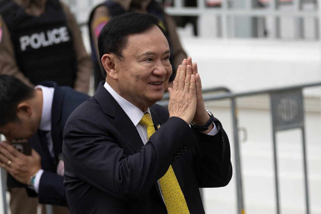 Cựu Thủ tướng Thaksin Shinawatra đến tòa án sáng nay. (Ảnh: AP) ap25252102761848.jpg