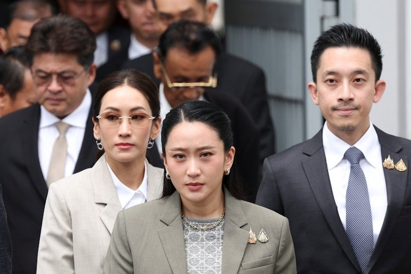 Các con của ông Thaksin rời khỏi phiên tòa. (Ảnh: Reuters) 68bfad966b400a6c955266c5.jpg