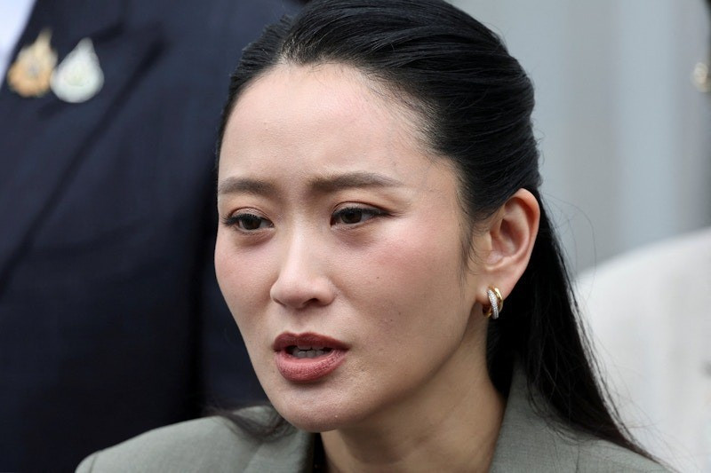 Bà Paetongtarn Shinawatra trả lời phỏng vấn báo giới. (Ảnh: Reuters) 68bfb689088b2e0b7b415519.jpg