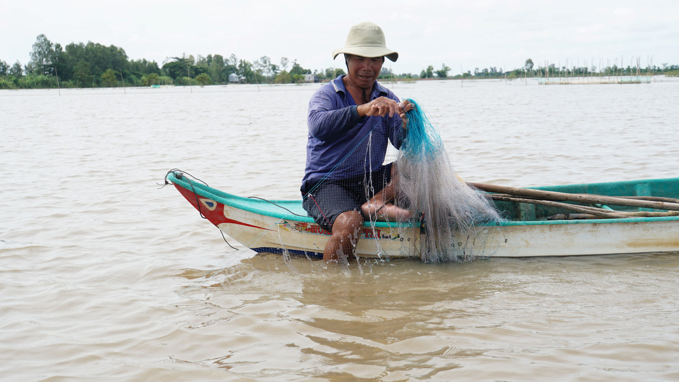 Người dân mưu sinh ở đầu nguồn lũ Đồng Tháp. Ảnh: Hòa Hội d4.jpg