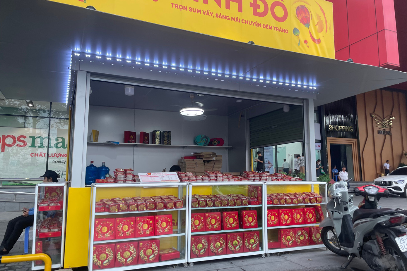Tuy nhiều thương hiệu nhưng không khí mua sắm tại các quầy hàng lại trở nên ảm đạm, vắng thực khách. img-4894.jpg