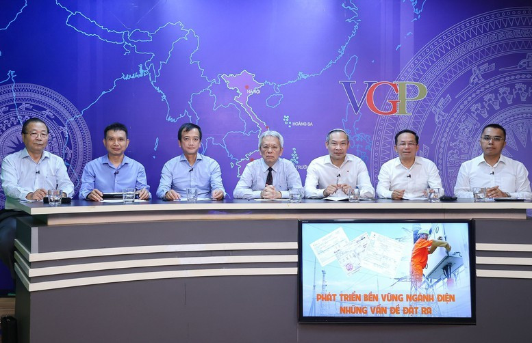 Các khách mời tại toạ đàm. Ảnh: VGP. tienphong-109toadam.jpg