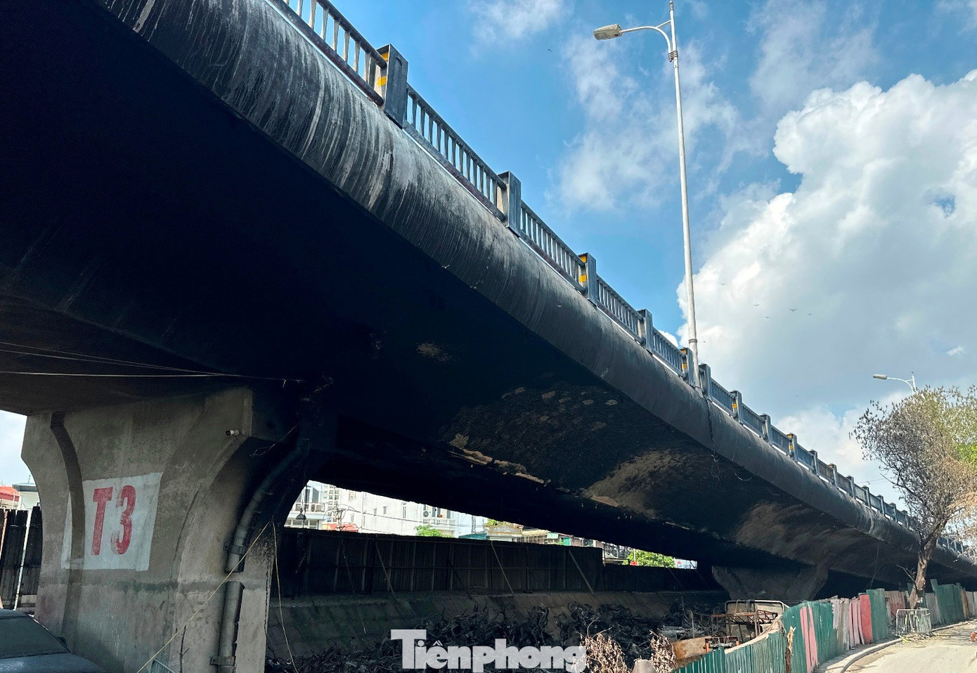Đường dẫn cầu Vĩnh Tuy bị cháy vừa qua. tp-1.jpg