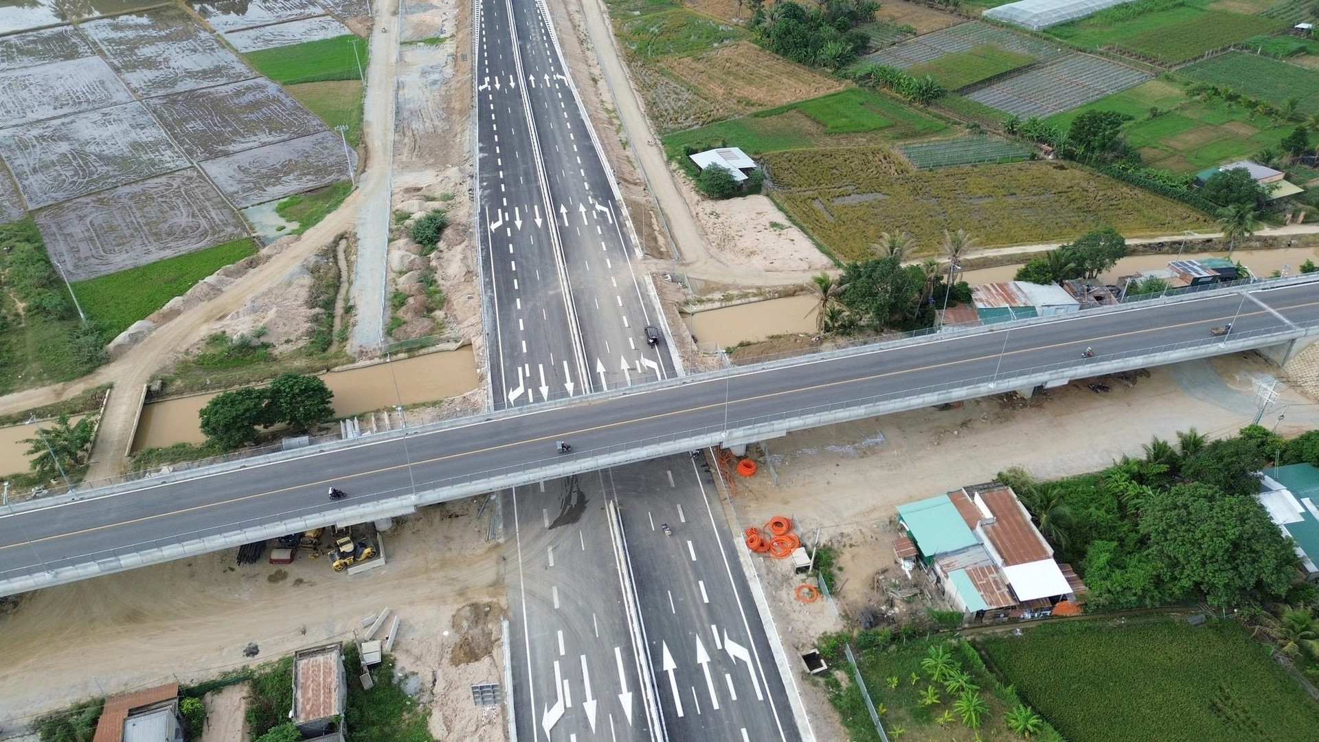 Cao tốc gần 11.000 tỷ thuộc trục kết nối TP. HCM - Nha Trang gặp khó- Ảnh 1. Cao tốc gần 11.000 tỷ thuộc trục kết nối TP. HCM - Nha Trang gặp khó- Ảnh 1.