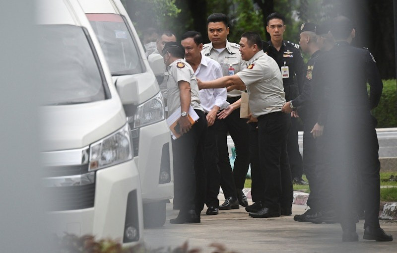 Ông Thaksin lên xe đến nhà tù Klong Prem. (Ảnh: Reuters) 68bfb9e03b427741f066e3ae.jpg