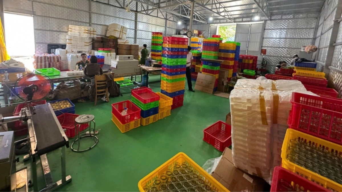 Phá đường dây dùng hoá chất tạo 'sợi yến' giống hệt hàng thật, đã đưa hàng chục nghìn hũ yến giả ra tiêu thụ khắp cả nước
