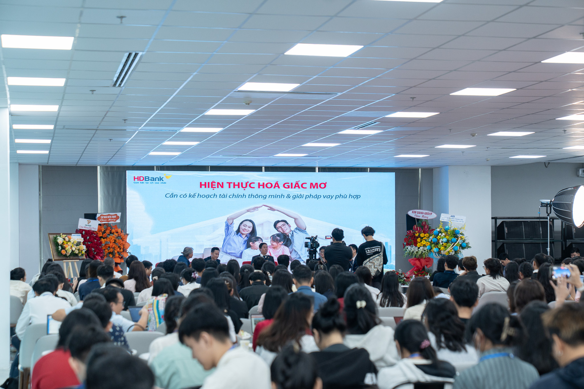 Bộ Xây dựng: Nhà ở cho người trẻ là bài toán chiến lược của TP. HCM- Ảnh 2.