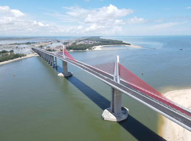 Sắp hoàn thành cầu vượt cửa biển lớn nhất miền Trung- Ảnh 1.