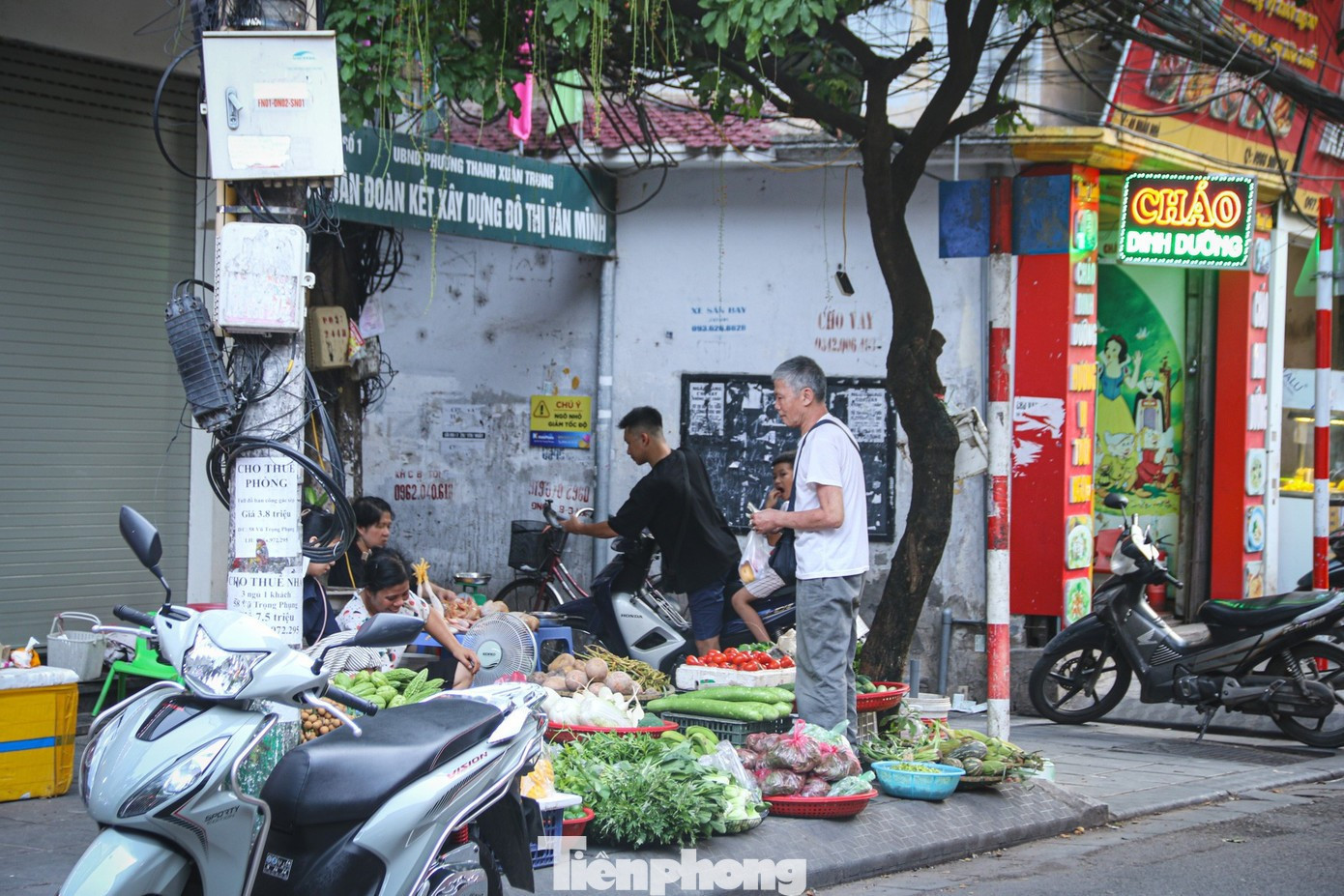Chợ 'cóc' nhan nhản trên đường phố Hà Nội cho-03.jpg
