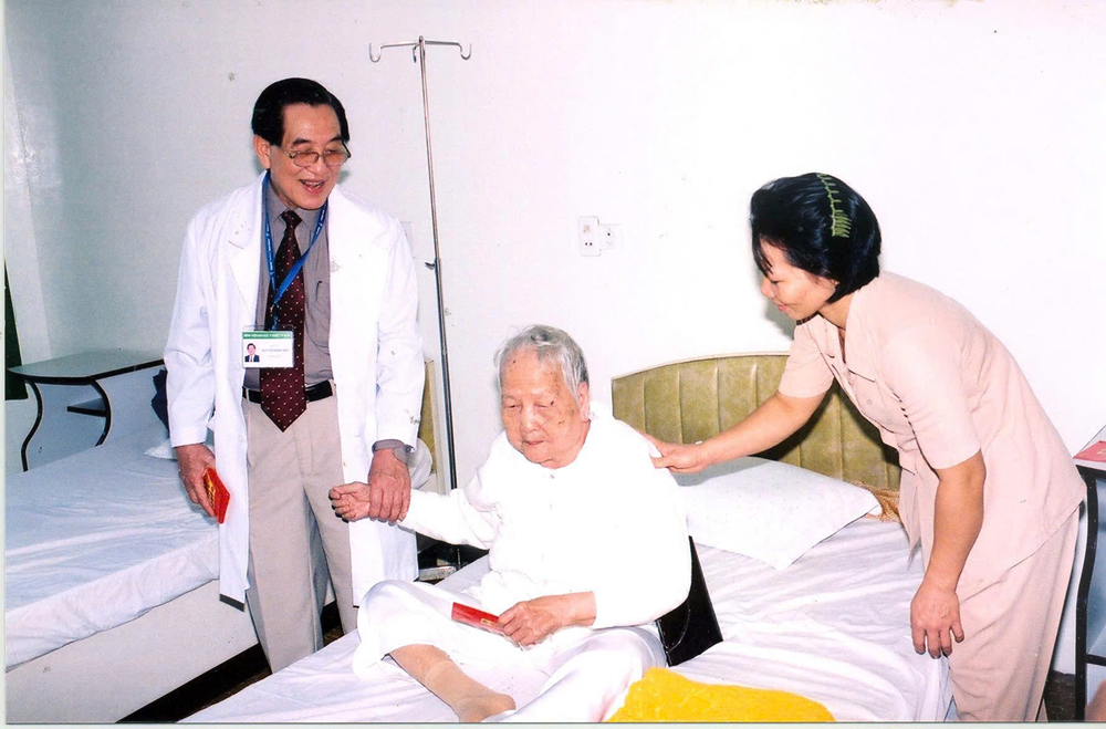 Nhà giáo Nhân dân, bác sĩ U100 của Việt Nam vừa nhận giải thưởng cao quý: ‘Bàn tay vàng’ trong y học, học trò ưu tú của cố GS Tôn Thất Tùng - ảnh 2