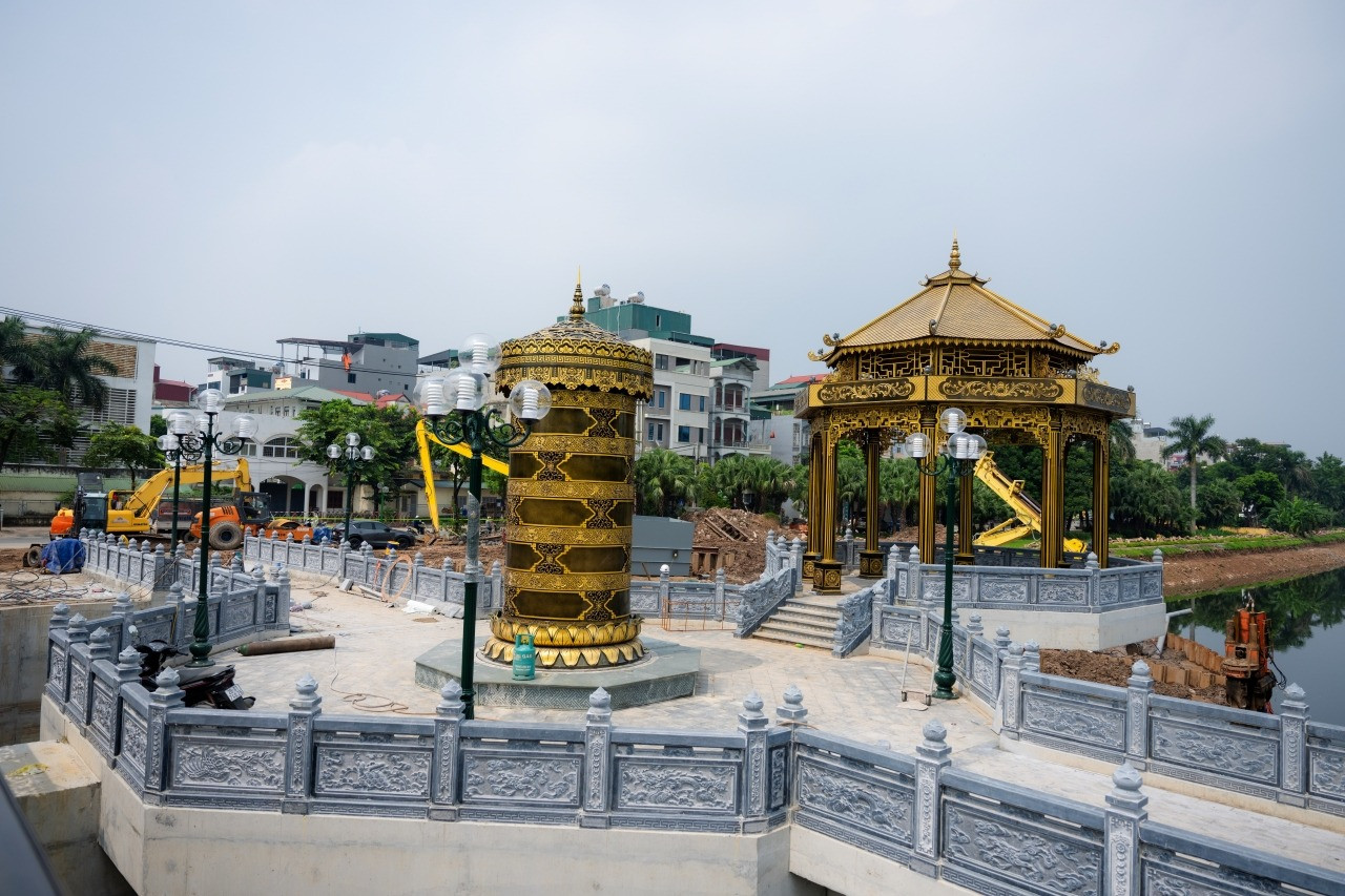 Đập dâng trên dòng sông hơn 2.000 năm tuổi ô nhiễm nhất Thủ đô thành hình đẹp mắt, sắp chính thức hoàn thiện- Ảnh 1. Đập dâng trên dòng sông hơn 2.000 năm tuổi ô nhiễm nhất Thủ đô thành hình đẹp mắt, sắp chính thức hoàn thiện- Ảnh 1.