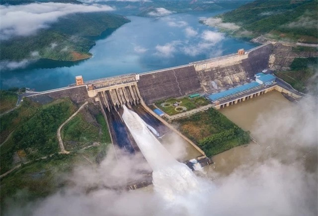 Đập thủy điện lớn nhất Việt Nam: Là công trình thế kỷ trên sông Đà và hàng đầu Đông Nam Á- Ảnh 2. Đập thủy điện lớn nhất Việt Nam: Là công trình thế kỷ trên sông Đà và hàng đầu Đông Nam Á- Ảnh 2.