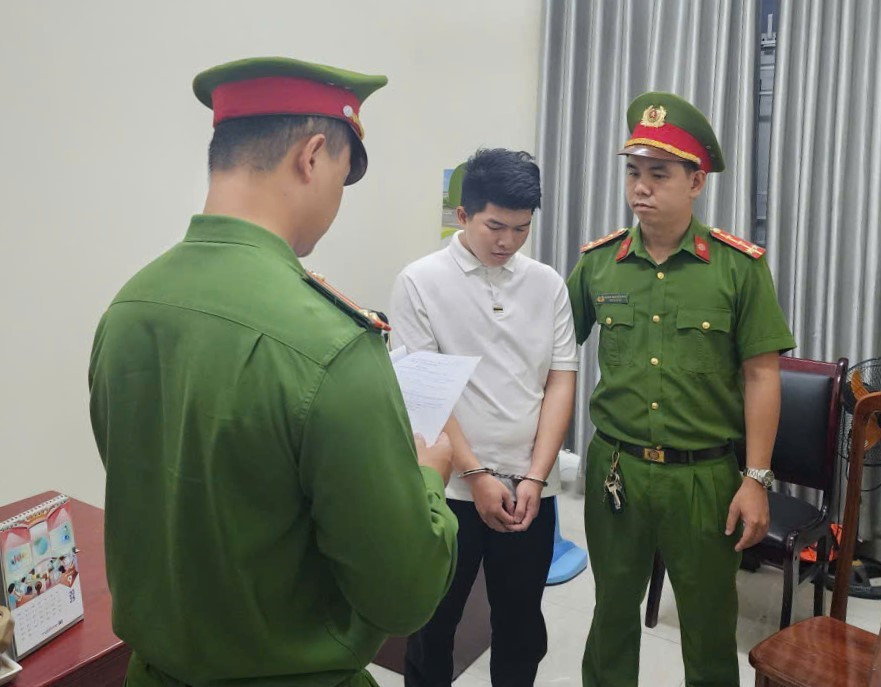 Bắt 'ông chủ vựa chim cảnh' Đặng Quang Hiền - ảnh 1