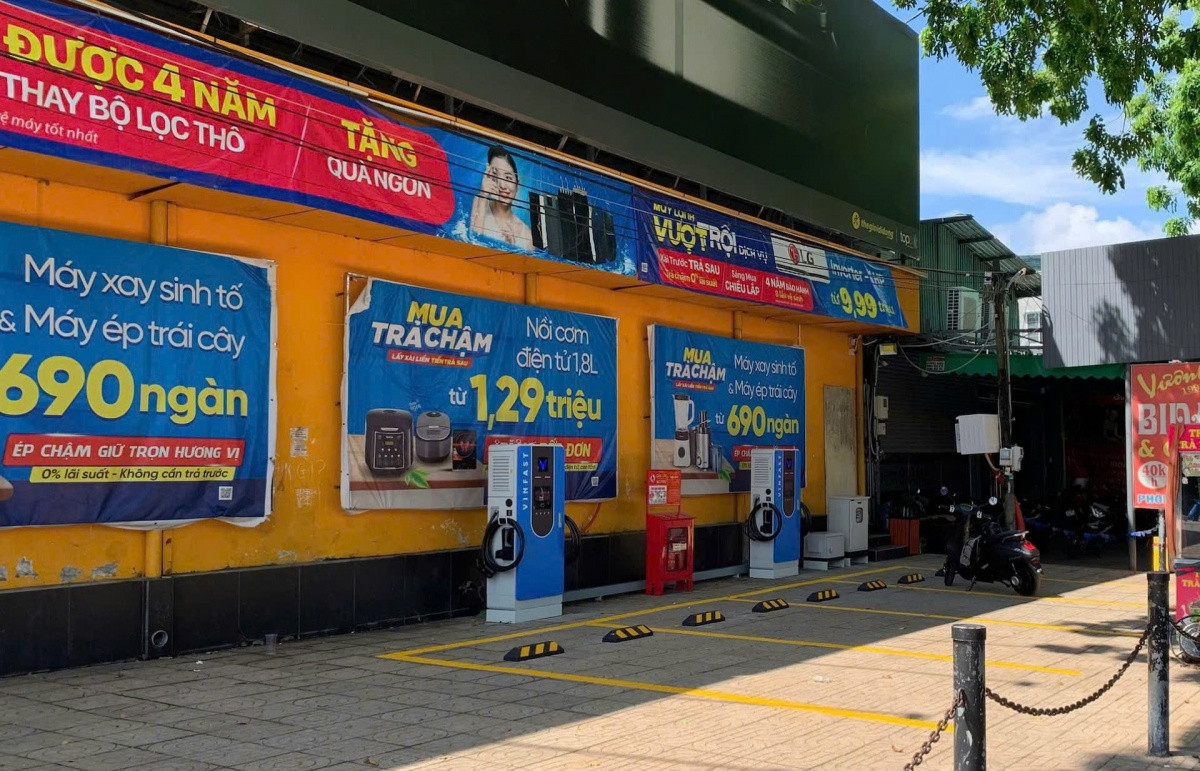 Tỷ phú Phạm Nhật Vượng biến 2.000 cửa hàng Thế Giới Di Động và Điện Máy Xanh thành trạm sạc, đổi pin xe VinFast