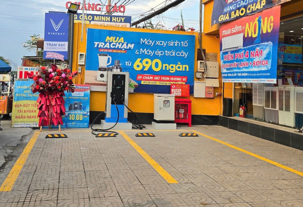 Tỷ phú Phạm Nhật Vượng biến 2.000 cửa hàng Thế Giới Di Động và Điện Máy Xanh thành trạm sạc, đổi pin xe VinFast