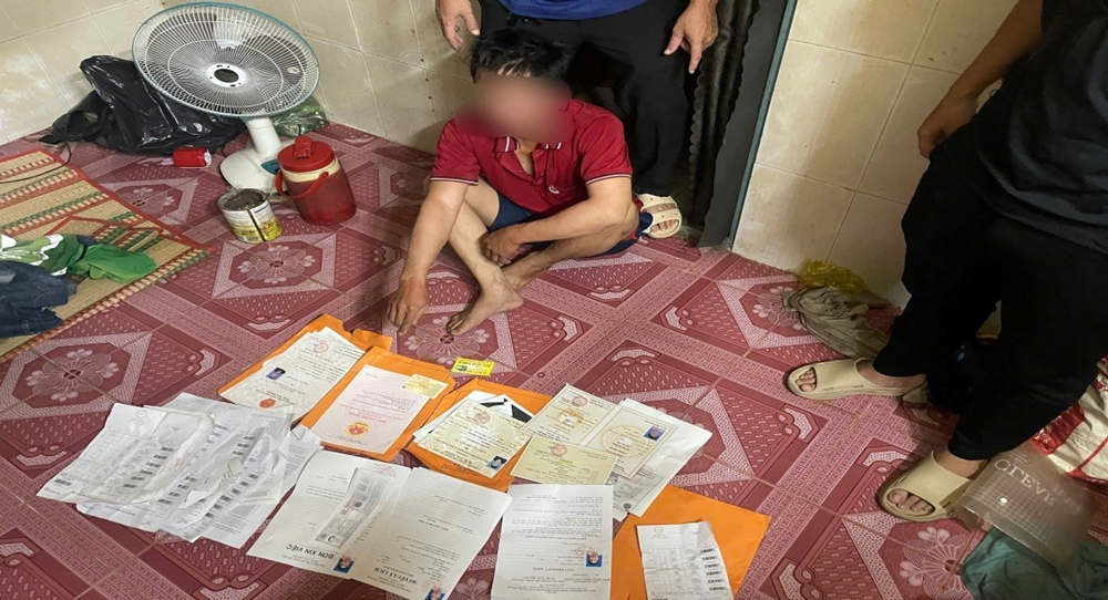 Bắt 5 đối tượng làm giả hàng trăm sổ đỏ, bằng cấp, giấy khám sức khỏe - ảnh 2