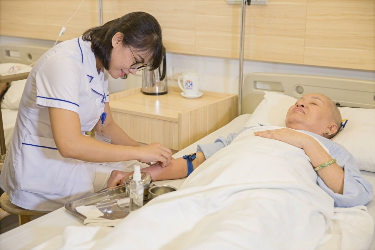 Bộ trưởng Bộ Y tế Đào Hồng Lan thông tin về lộ trình miễn viện phí