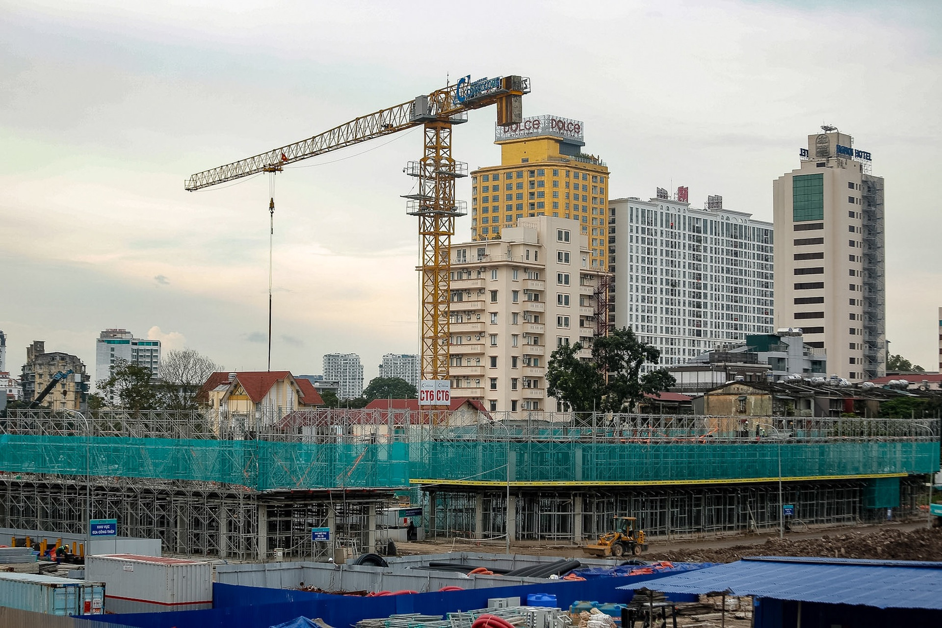 Công trường nhộn nhịp tại dự án bất động sản xa xỉ bậc nhất Thủ đô của Vinhomes- Ảnh 2. Công trường nhộn nhịp tại dự án bất động sản xa xỉ bậc nhất Thủ đô của Vinhomes- Ảnh 2.