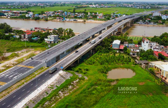 Chỉ 2 tháng nữa, tuyến đường ven biển 8 làn xe rút ngắn thời gian di chuyển Nam Định - Lạc Quần chỉ còn 25 phút sẽ chính thức hoàn thành- Ảnh 2.