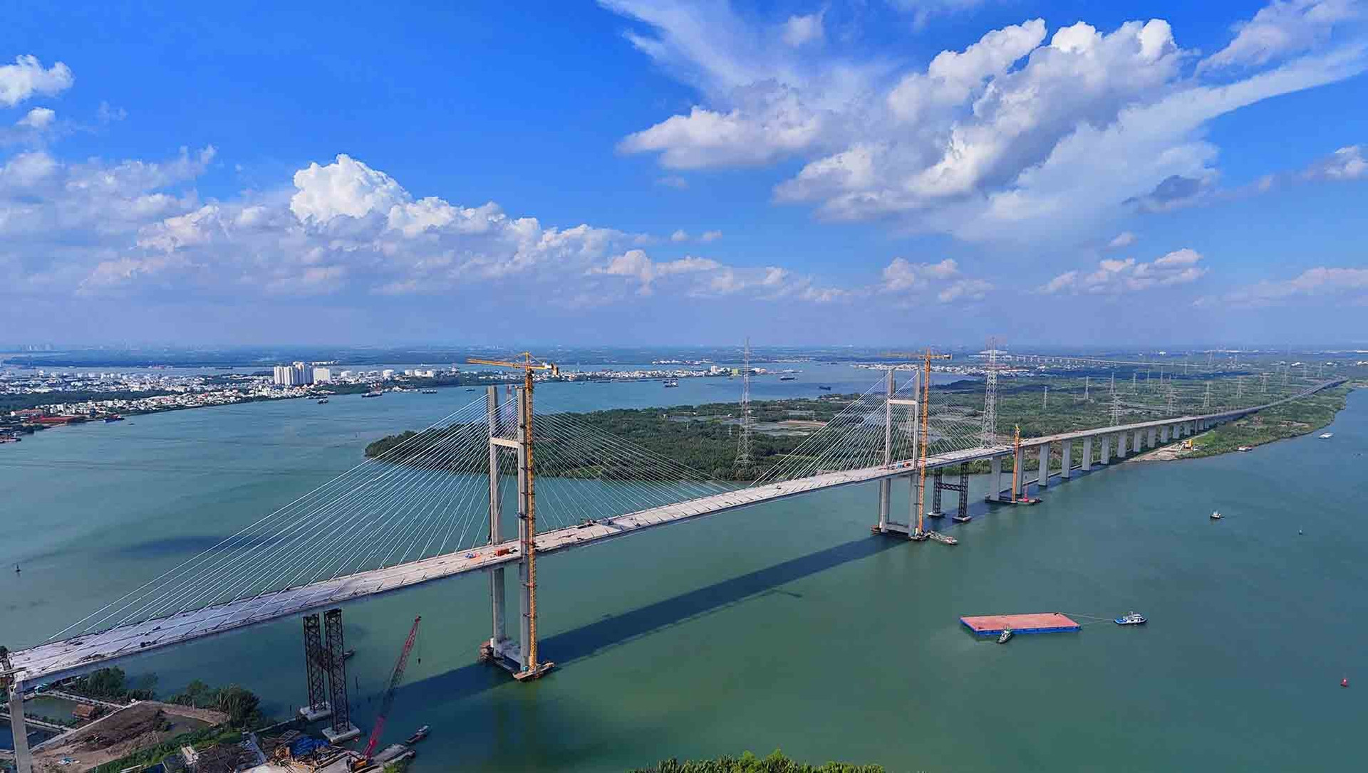 Sắp hoàn thiện cầu dây văng tĩnh không cao nhất Việt Nam, kết nối đến siêu sân bay 16 tỷ USD- Ảnh 2. Sắp hoàn thiện cầu dây văng tĩnh không cao nhất Việt Nam, kết nối đến siêu sân bay 16 tỷ USD- Ảnh 2.