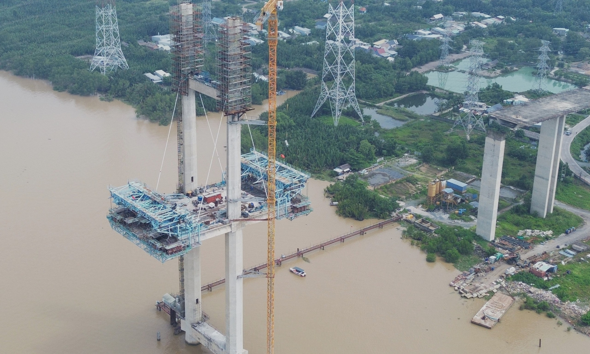 Sắp thành hình cầu dây văng tĩnh không cao nhất Việt Nam, kết nối đến siêu sân bay 16 tỷ USD- Ảnh 2. Sắp thành hình cầu dây văng tĩnh không cao nhất Việt Nam, kết nối đến siêu sân bay 16 tỷ USD- Ảnh 2.