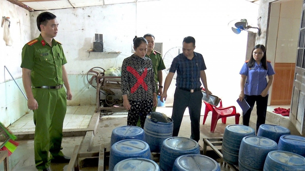 Đột kích xưởng sản xuất giá đỗ, Công an phát hiện 1,4 tấn giá đang được ‘tắm’ trong ‘nước kẹo’ giúp phát triển thần tốc