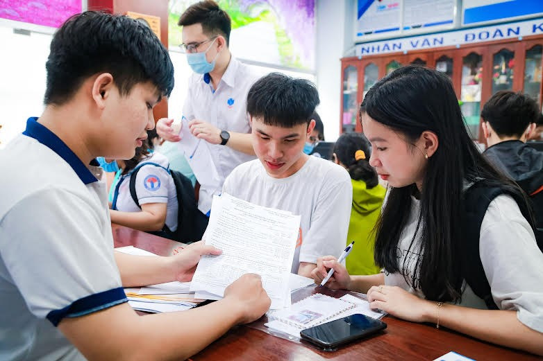 Bộ Giáo dục đề xuất giới hạn số lượng nguyện vọng đối với thí sinh xét tuyển đại học, cao đẳng - ảnh 1