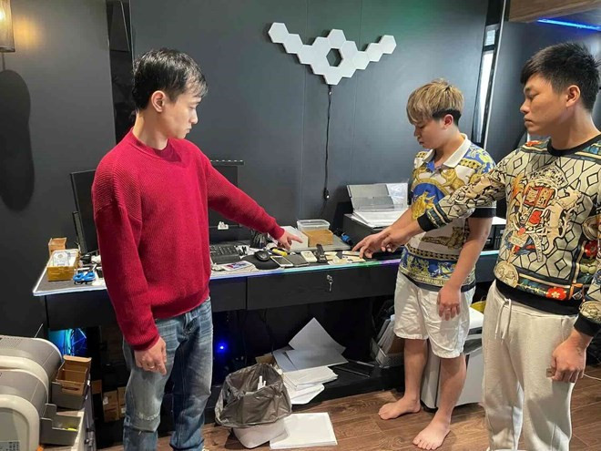 Khám xét nơi ở, bắt khẩn cấp ‘ông trùm 9X’ Phạm Duy Phú, thu giữ 35 điện thoại và 15.000 phôi giấy tờ