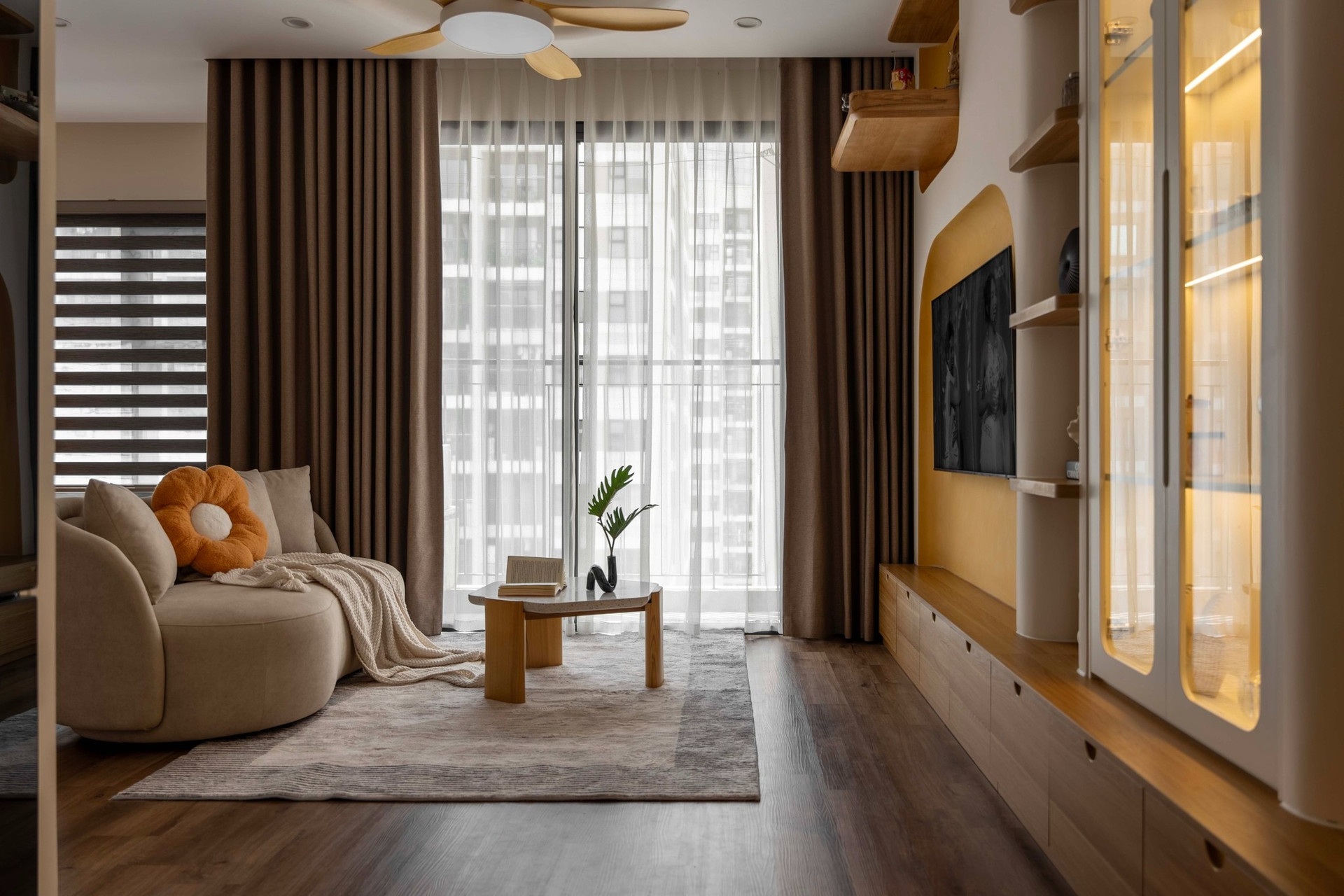 Tổ ấm 70m2 nổi bật với nội thất đương thời và bảng màu ấm cúng- Ảnh 1. Tổ ấm 70m2 nổi bật với nội thất đương thời và bảng màu ấm cúng- Ảnh 1.