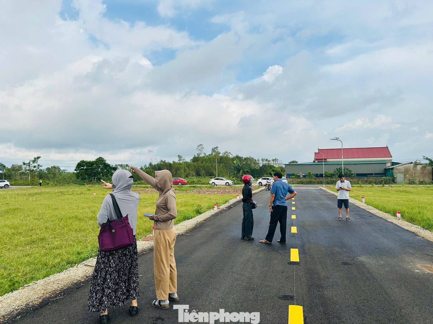 Môi giới về vùng quê Toàn Lưu để xem đất. tp-sot-dat-khs.jpg