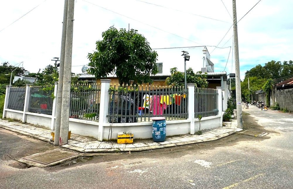 Phần đất lô góc được dùng làm sân, trong khi gia chủ lại xây nhà trên diện tích đất liền kề của hàng xóm bd-3.jpg