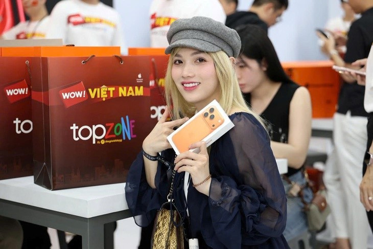 iPhone 17 tạo ‘cơn sốt’ ở Việt Nam và khắp châu Á: Khách sẵn lòng xếp hàng dài, đợi nhiều tuần để sở hữu siêu phẩm - ảnh 2