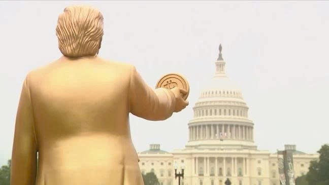 Tượng vàng ông Trump cầm Bitcoin xuất hiện trước tòa nhà Quốc hội Mỹ đúng ngày Fed hạ lãi suất - ảnh 1
