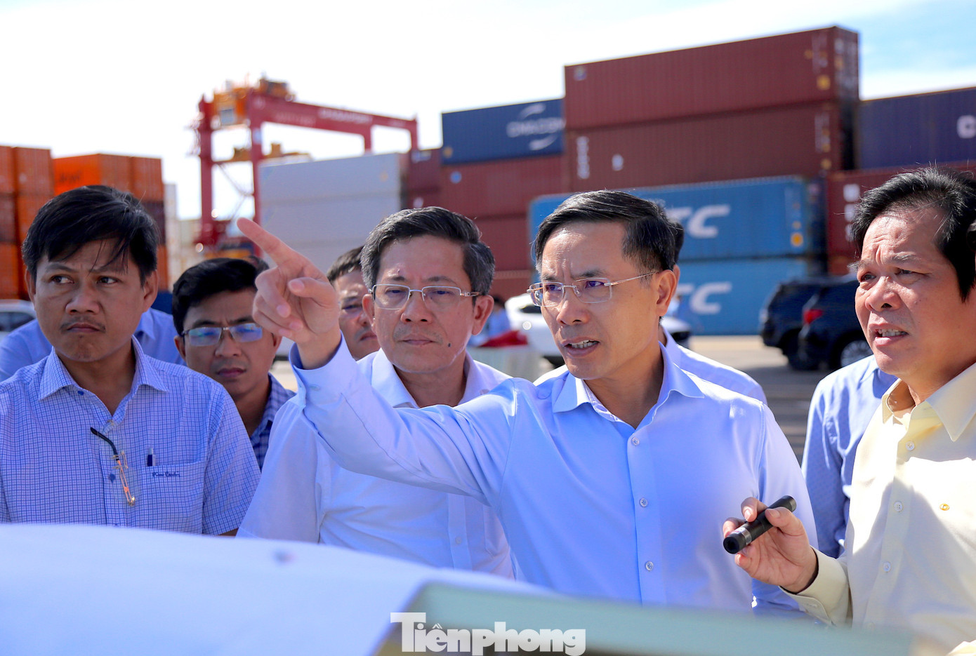 Chủ tịch UBND TP. Đà Nẵng Phạm Đức Ấn khảo sát thực tế tại cảng Chu Lai. Ảnh: Hoài Văn. tp-chu-tich-ubnd-thanh-po-da-nang-kiem-tra-thuc-te-cang-chu-lai-anh-hoai-van.jpg