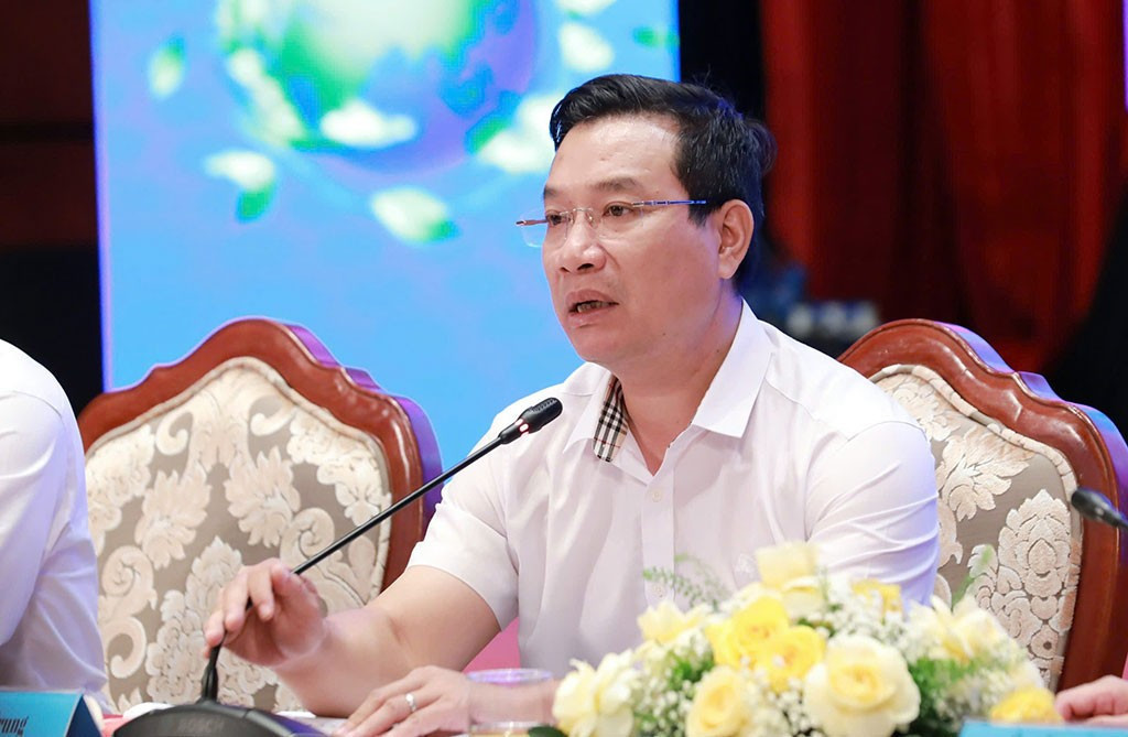 ong-ho-kien-trung.jpg