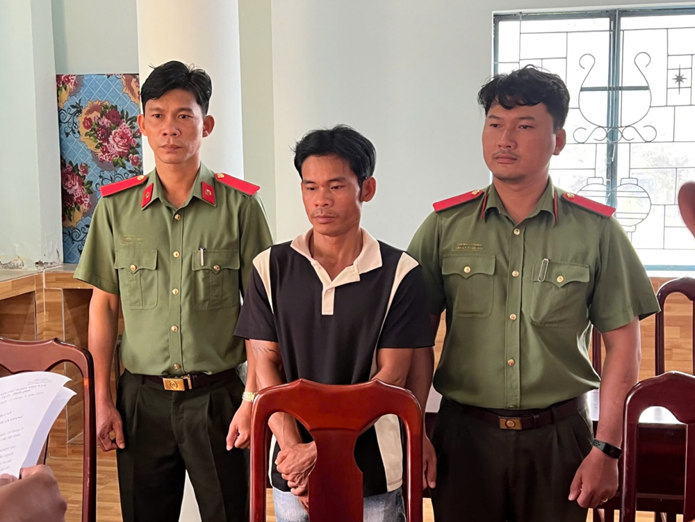 Bắt tạm giam đối tượng đưa người Việt vượt biên sang Campuchia - ảnh 1