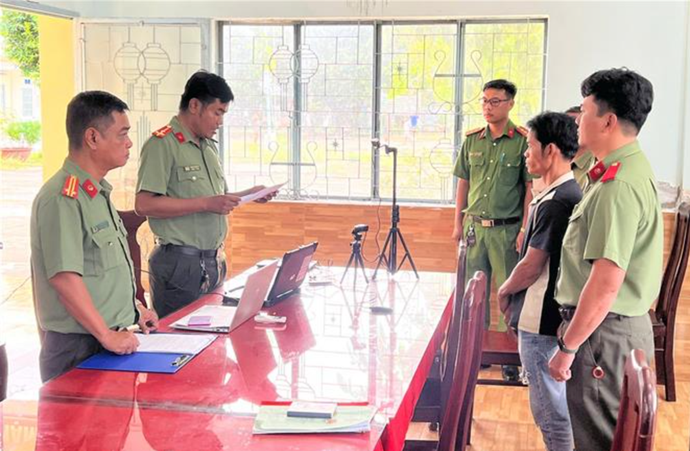 Bắt tạm giam đối tượng đưa người Việt vượt biên sang Campuchia - ảnh 2