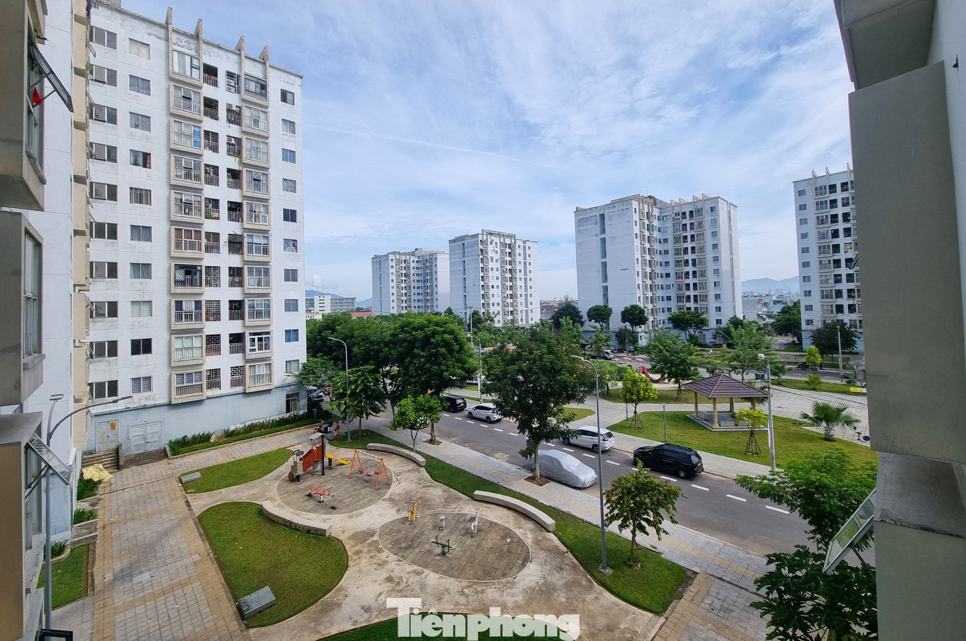 Giữa các tòa chung cư là công viên rộng rãi, sạch sẽ nên thu hút những người có nhu cầu về chỗ ở. tp-cc-2.jpg