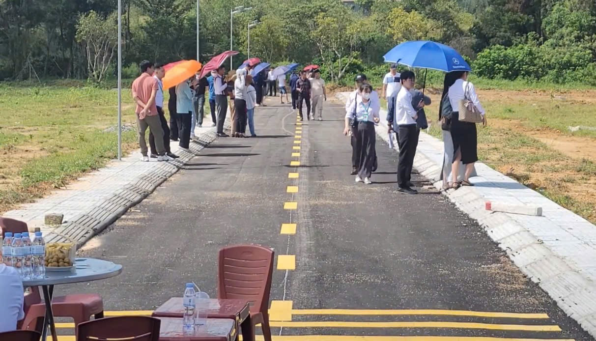 Mạng xã hội lan truyền thông tin về mở bán dự án đất nền ven sông tại thôn Trung Tâm, xã Toàn Lưu, số lượng người đến rất đông. (Ảnh XS) c5028fa5bfdc35826ccd.jpg